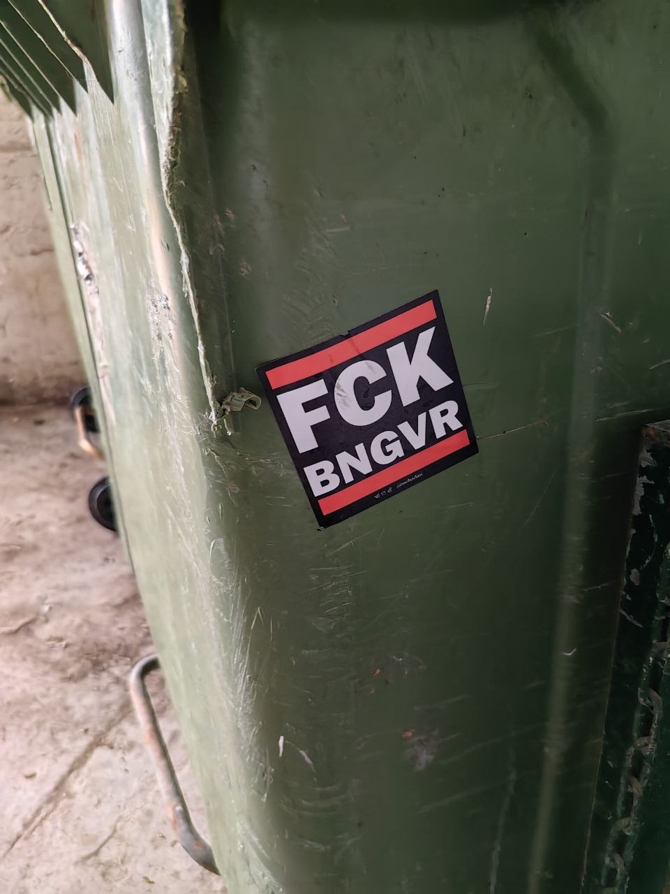 Наклейка FCK BNGVR на мусорном баке